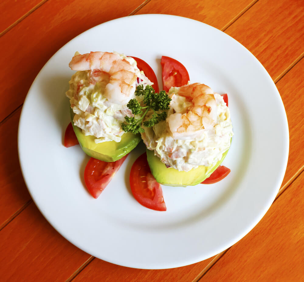 Avocats farcis à la salade de crevettes